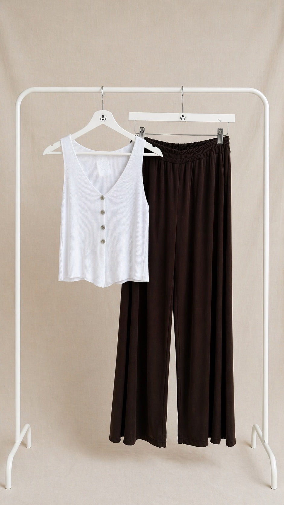 Top de punto blanco con botones – escote en V y estilo minimalista
