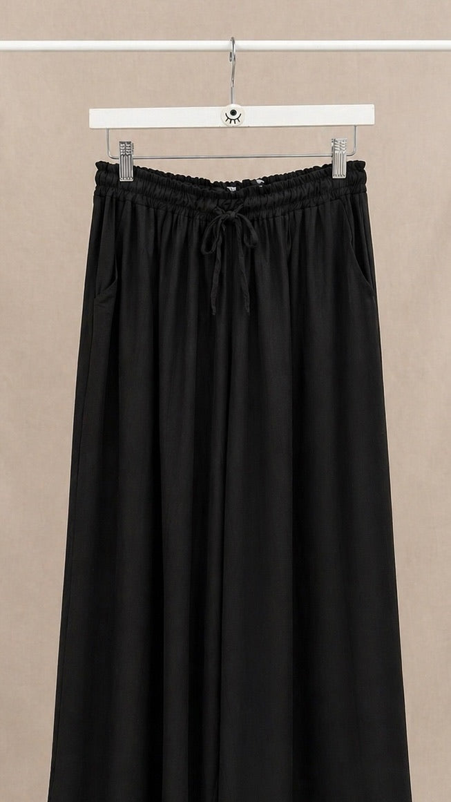 Pantalón fluido ligero negro con bolsillos – pierna ancha y cintura elástica