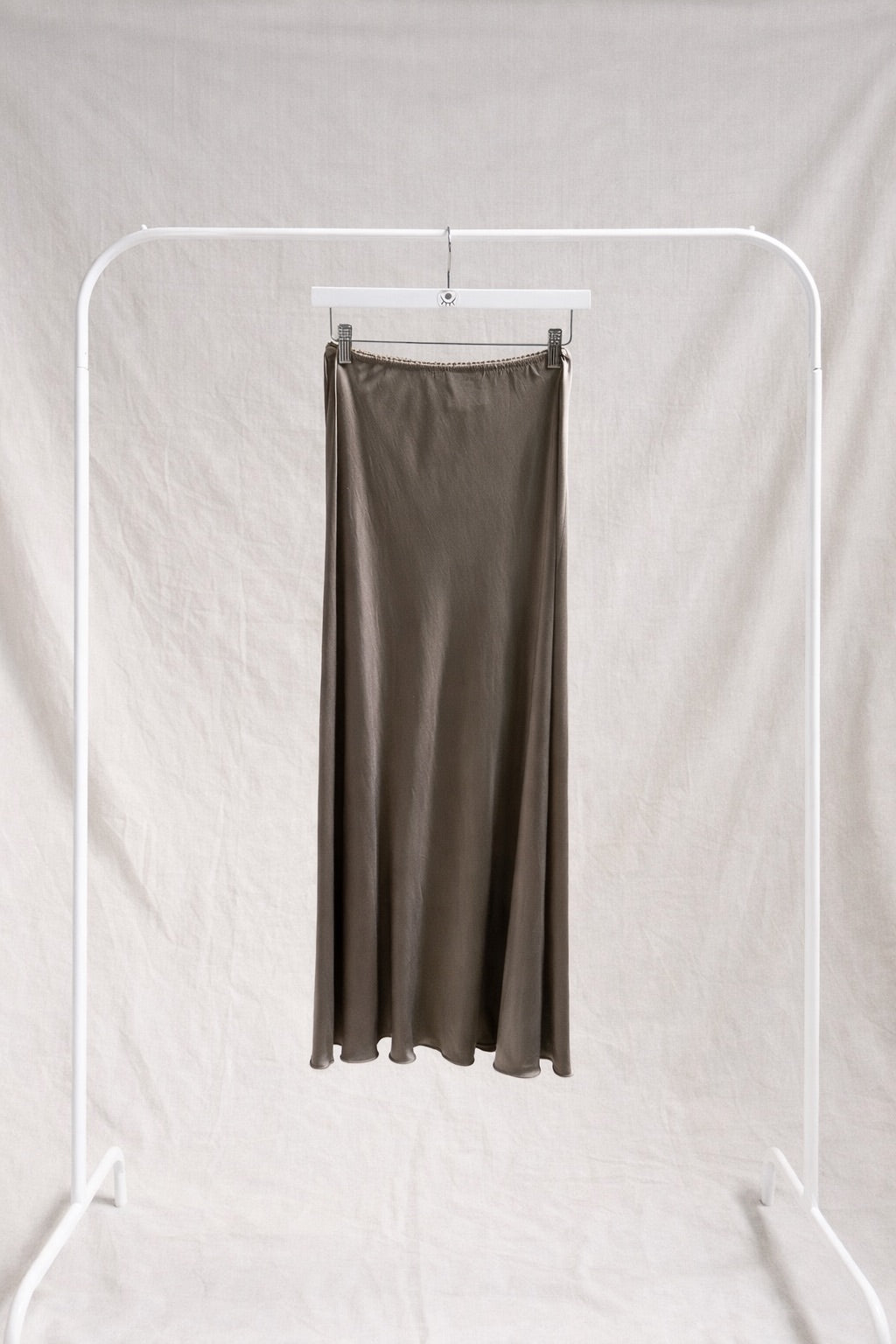 Falda Satinada Midi Ocre