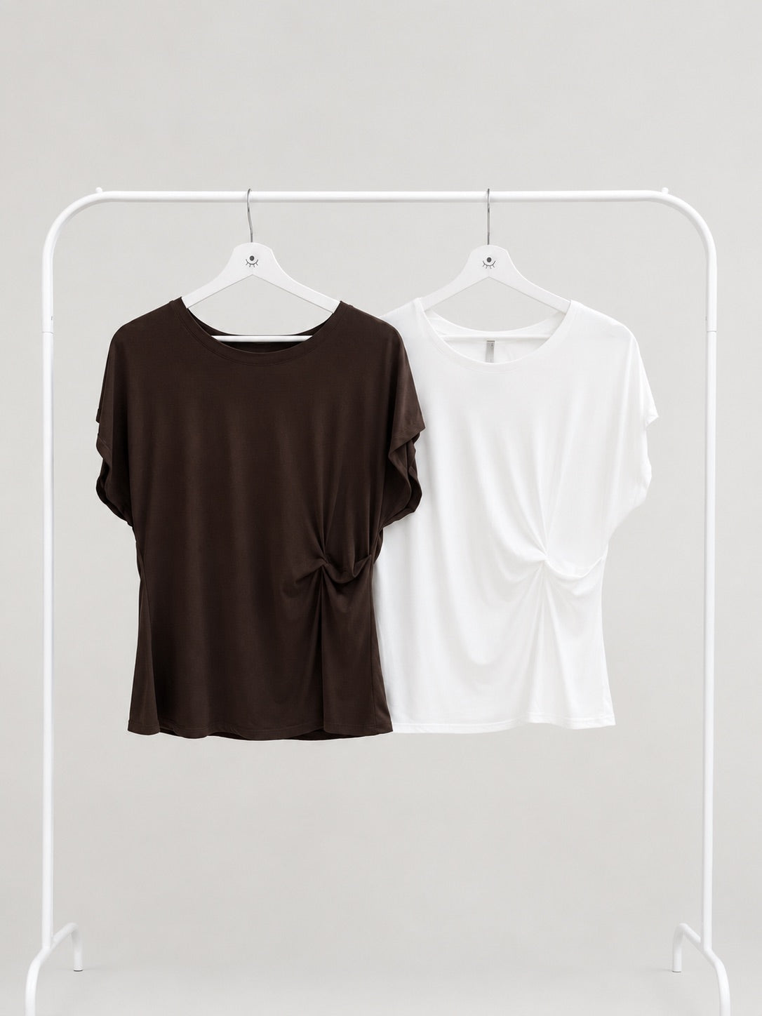 Camiseta marrón de manga corta con fruncido lateral – básica elegante y favorecedora