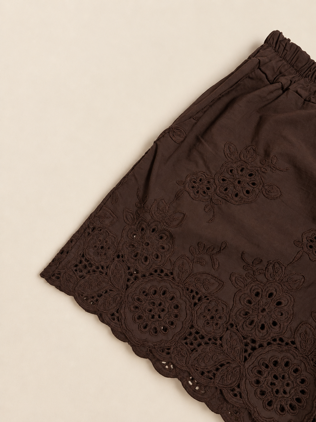 Shorts de algodón con bordado floral y cintura elástica – estilo boho