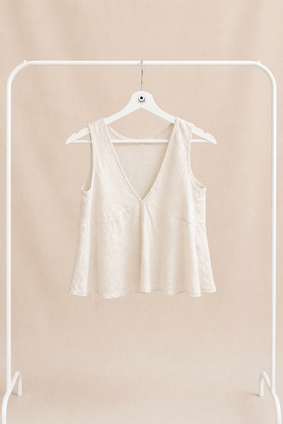 Top de Lino Estilo Minimalista con Escote en V Beige