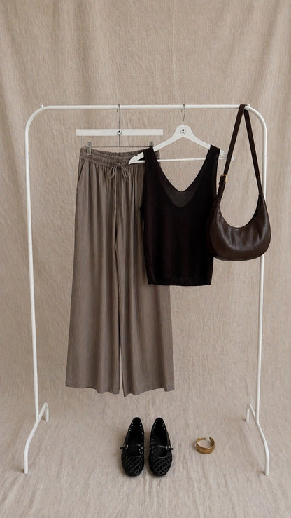 Pantalón fluido ligero beige con bolsillos – pierna ancha y cintura elástica