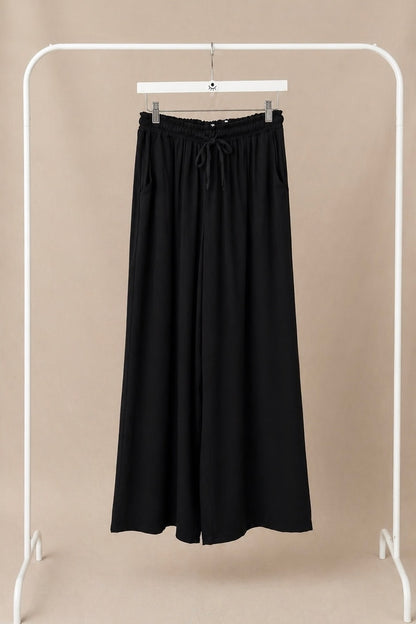Pantalón fluido ligero negro con bolsillos – pierna ancha y cintura elástica