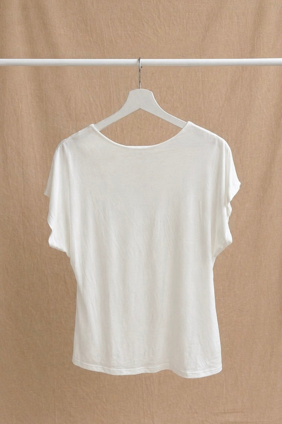 Camiseta blanca de manga corta con fruncido lateral – básica elegante y favorecedora