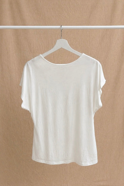 Camiseta blanca de manga corta con fruncido lateral – básica elegante y favorecedora