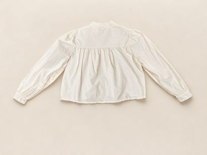 Blusa romántica beige con bordados y manga abullonada