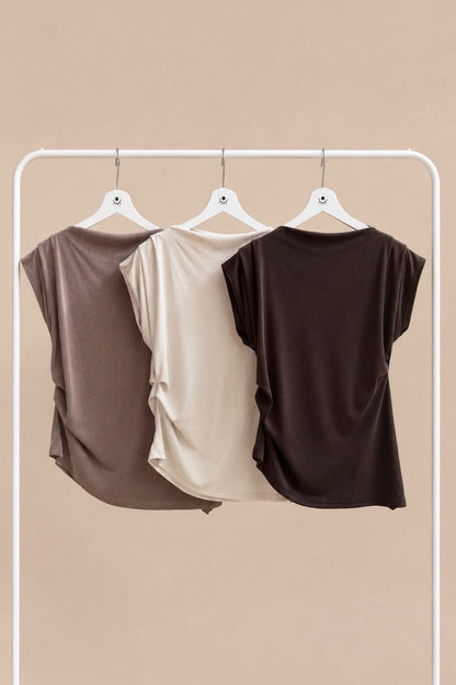 Camiseta asimétrica con fruncidos laterales – manga corta y caída fluida