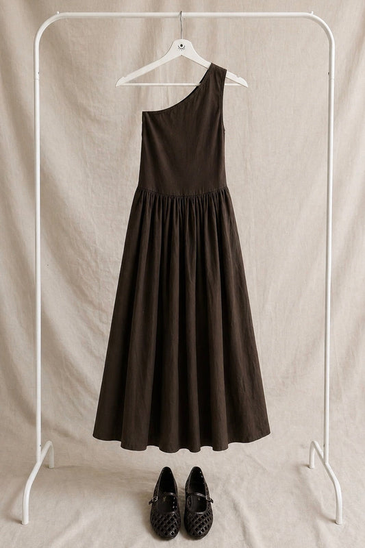 Vestido midi de algodón marrón de un hombro – corte fluido y estilo minimalista elegante