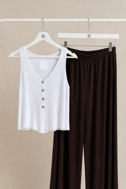 Top de punto blanco con botones – escote en V y estilo minimalista