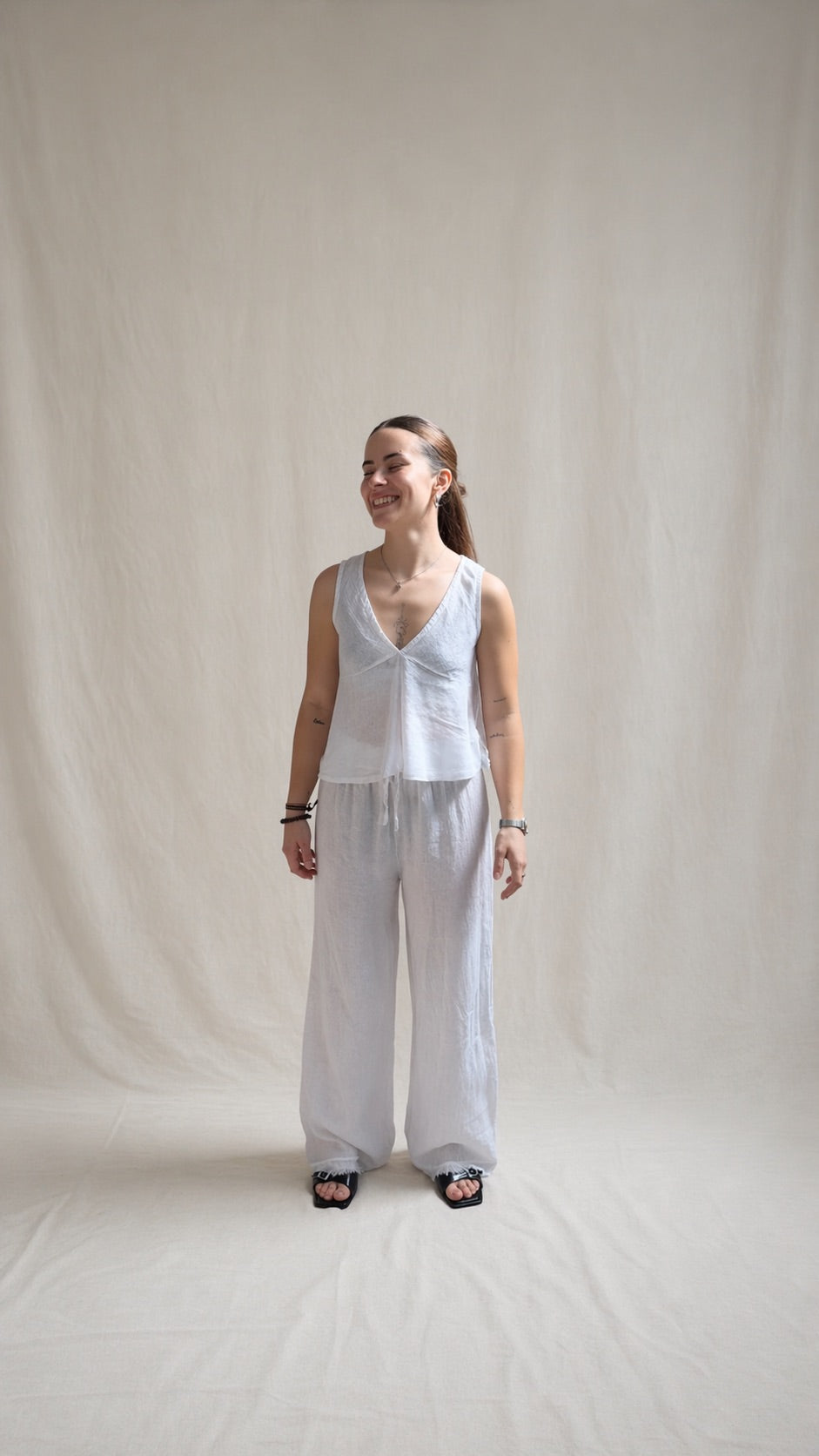 Top de Lino Estilo Minimalista con Escote en V Blanco