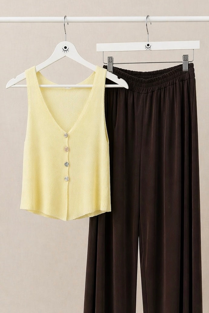 Top de punto amarillo con botones – escote en V y estilo minimalista