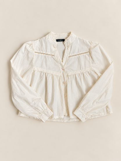 Blusa romántica beige con bordados y manga abullonada