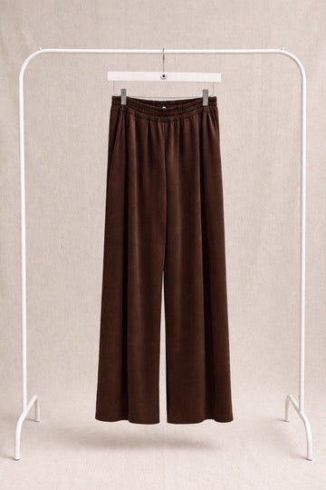 Pantalón marrón fluido de pierna ancha – cintura elástica cómoda