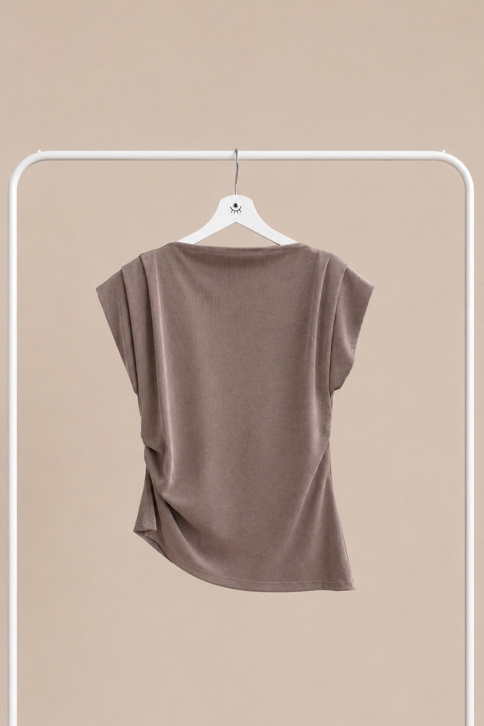 Camiseta asimétrica con fruncidos laterales – manga corta y caída fluida