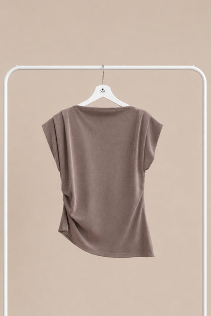 Camiseta asimétrica con fruncidos laterales – manga corta y caída fluida