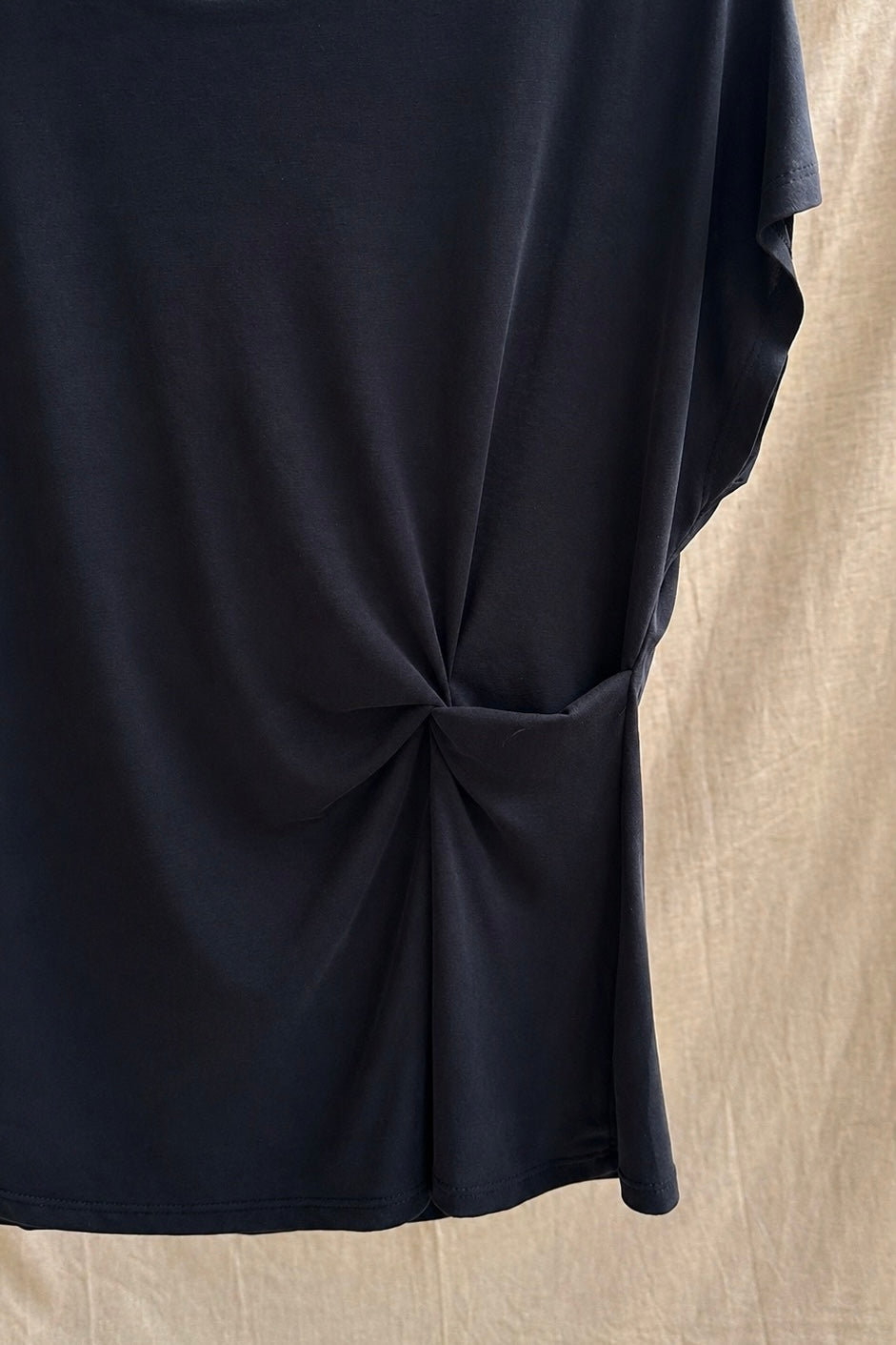 Camiseta negra de manga corta con fruncido lateral – básica elegante y favorecedora