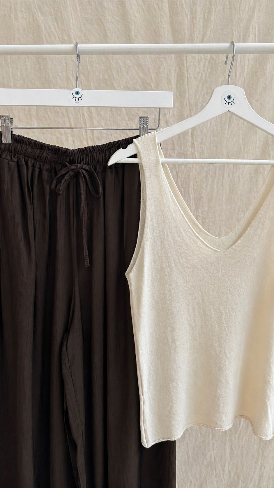Pantalón fluido ligero marrón con bolsillos – pierna ancha y cintura elástica