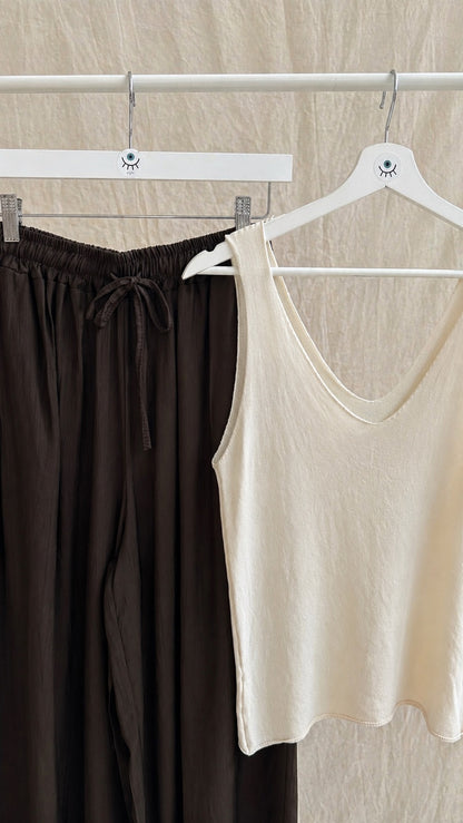 Pantalón fluido ligero marrón con bolsillos – pierna ancha y cintura elástica