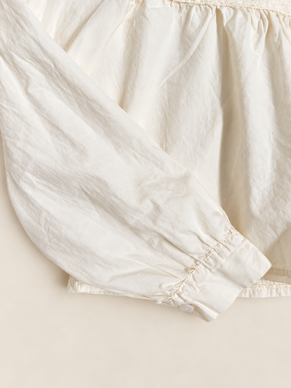 Blusa romántica beige con bordados y manga abullonada