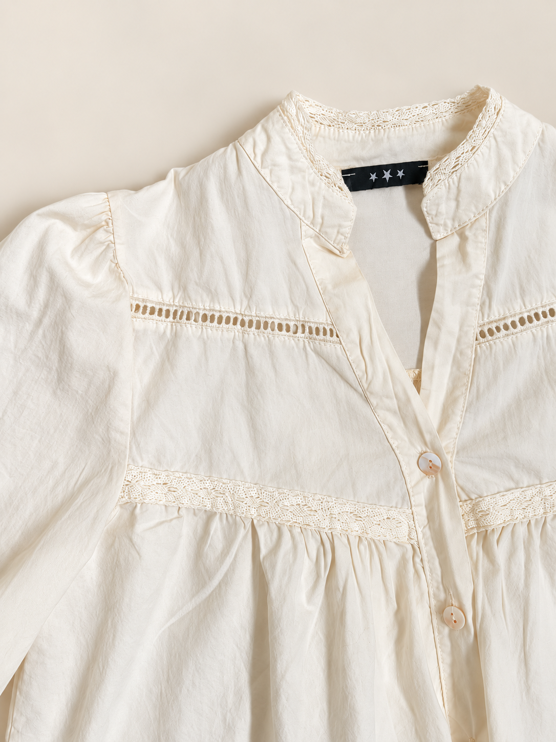 Blusa romántica beige con bordados y manga abullonada