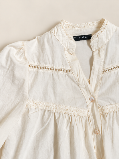 Blusa romántica beige con bordados y manga abullonada