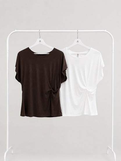 Camiseta marrón de manga corta con fruncido lateral – básica elegante y favorecedora