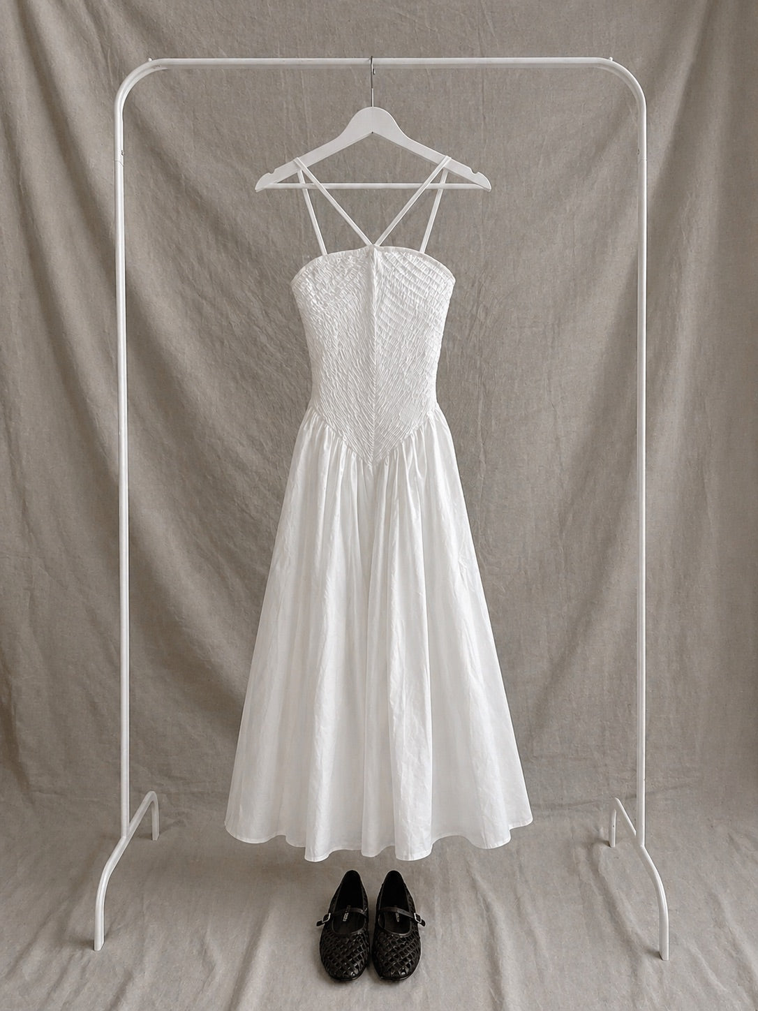 Vestido de algodón blanco midi con tirantes y cuerpo fruncido – estilo romántico elegante
