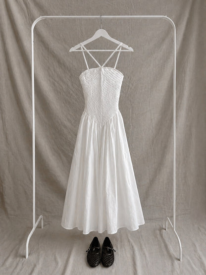 Vestido de algodón blanco midi con tirantes y cuerpo fruncido – estilo romántico elegante