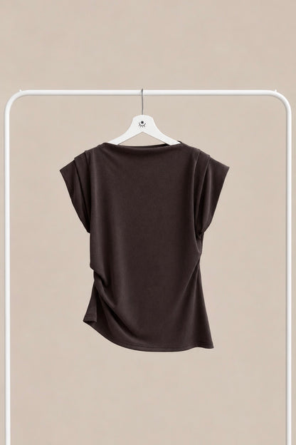 Camiseta asimétrica con fruncidos laterales – manga corta y caída fluida