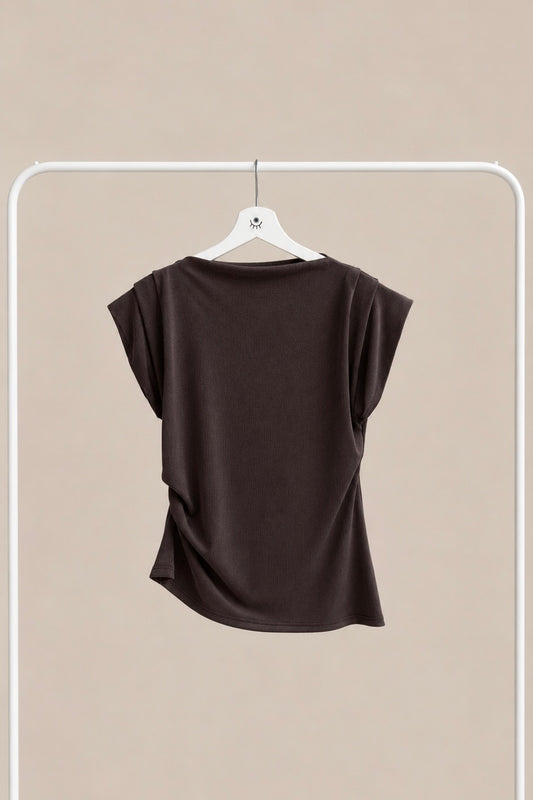 Camiseta asimétrica con fruncidos laterales – manga corta y caída fluida