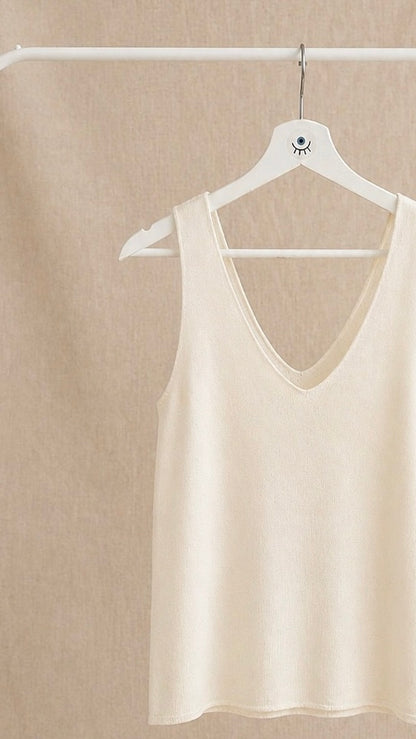 Top de punto básico beige con escote en V – sin mangas, suave y versátil
