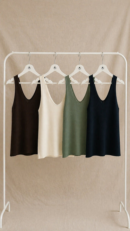 Top de punto básico beige con escote en V – sin mangas, suave y versátil