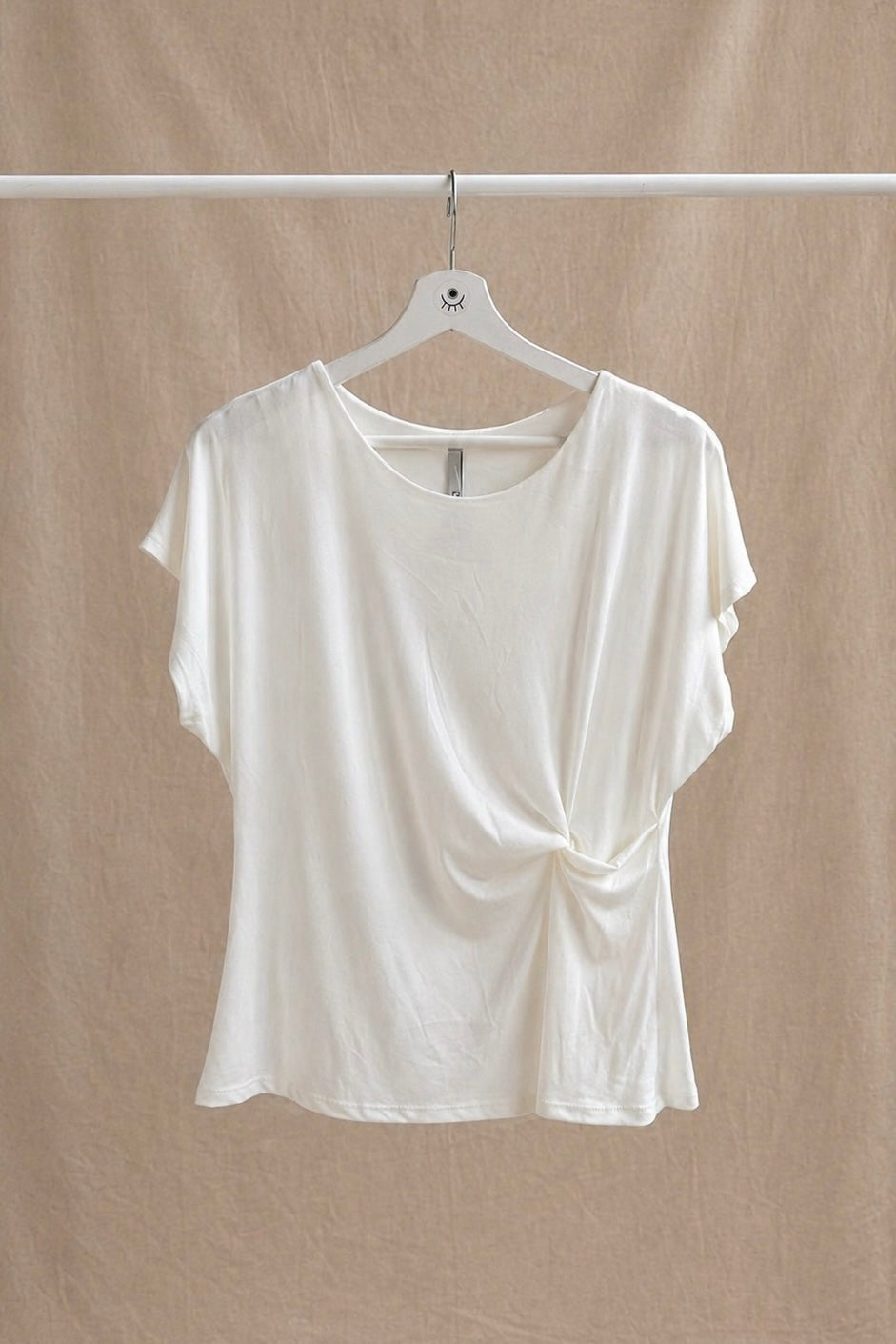 Camiseta blanca de manga corta con fruncido lateral – básica elegante y favorecedora