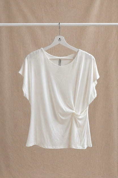 Camiseta blanca de manga corta con fruncido lateral – básica elegante y favorecedora