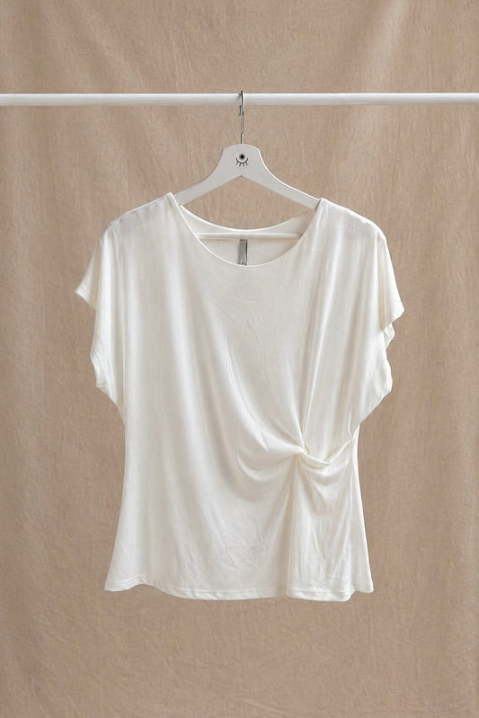 Camiseta blanca de manga corta con fruncido lateral – básica elegante y favorecedora