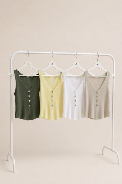 Top de punto verde con botones – escote en V y estilo minimalista