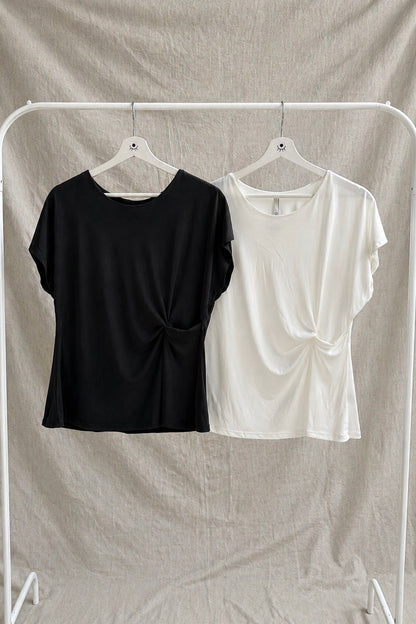 Camiseta blanca de manga corta con fruncido lateral – básica elegante y favorecedora