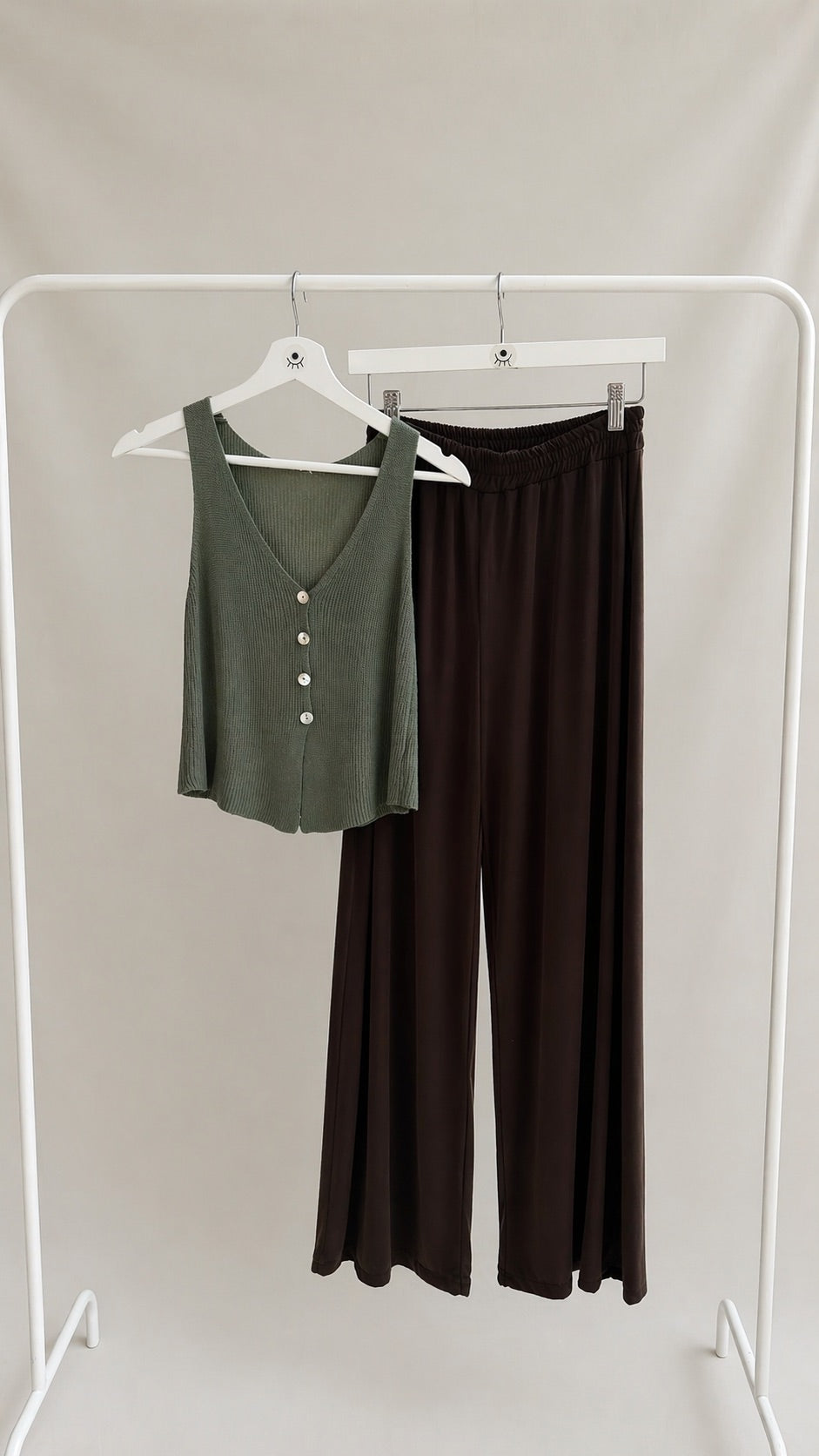 Top de punto verde con botones – escote en V y estilo minimalista
