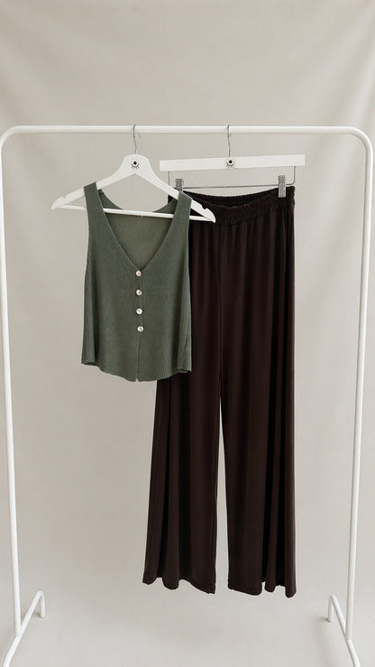 Top de punto verde con botones – escote en V y estilo minimalista