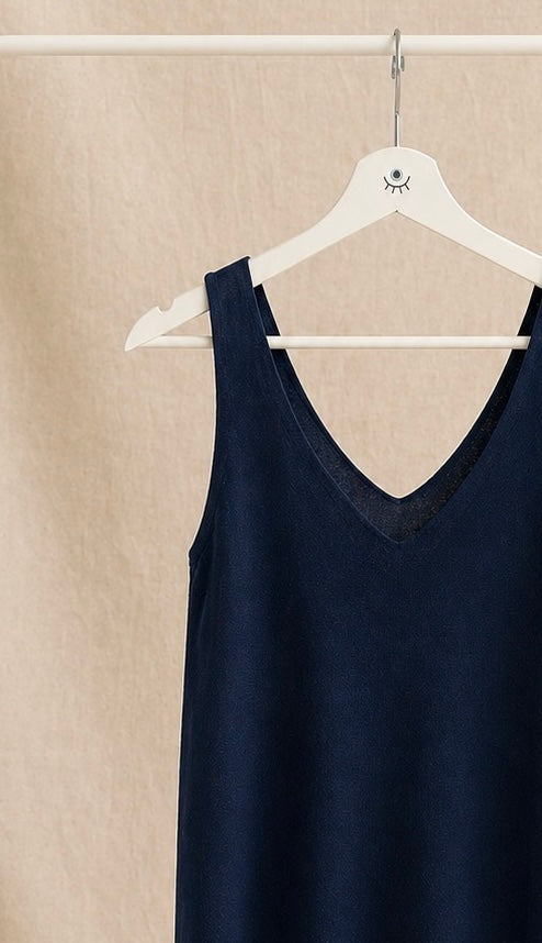 Top de punto básico azul con escote en V – sin mangas, suave y versátil