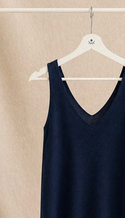 Top de punto básico azul con escote en V – sin mangas, suave y versátil