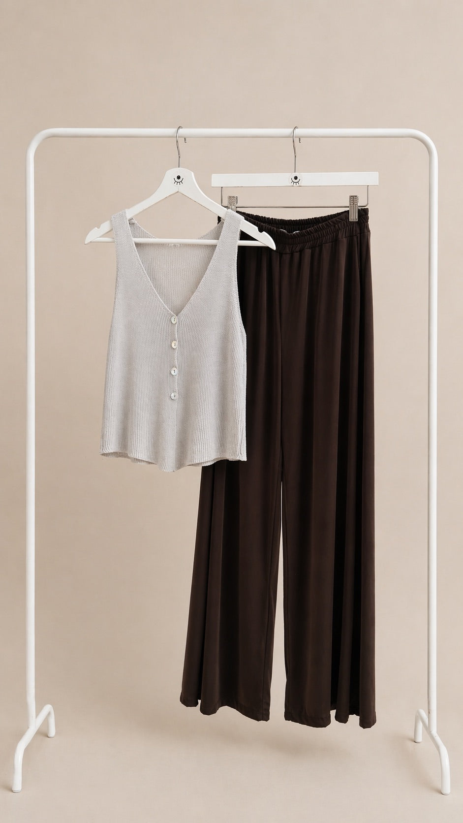 Top de punto beige con botones – escote en V y estilo minimalista