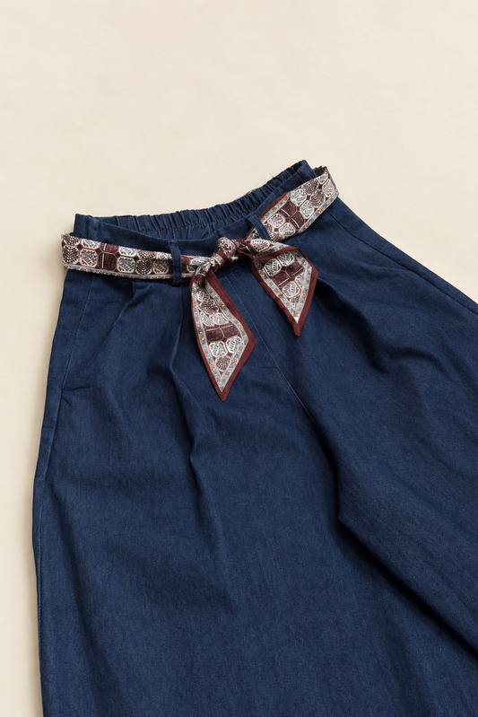 Pantalón vaquero barrel con cintura elástica y pañuelo