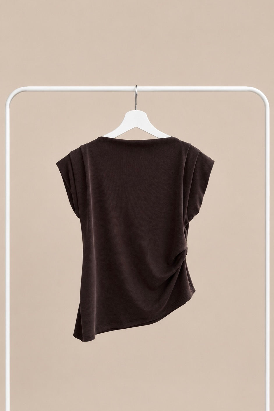 Camiseta asimétrica con fruncidos laterales – manga corta y caída fluida