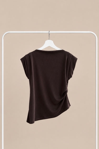 Camiseta asimétrica con fruncidos laterales – manga corta y caída fluida