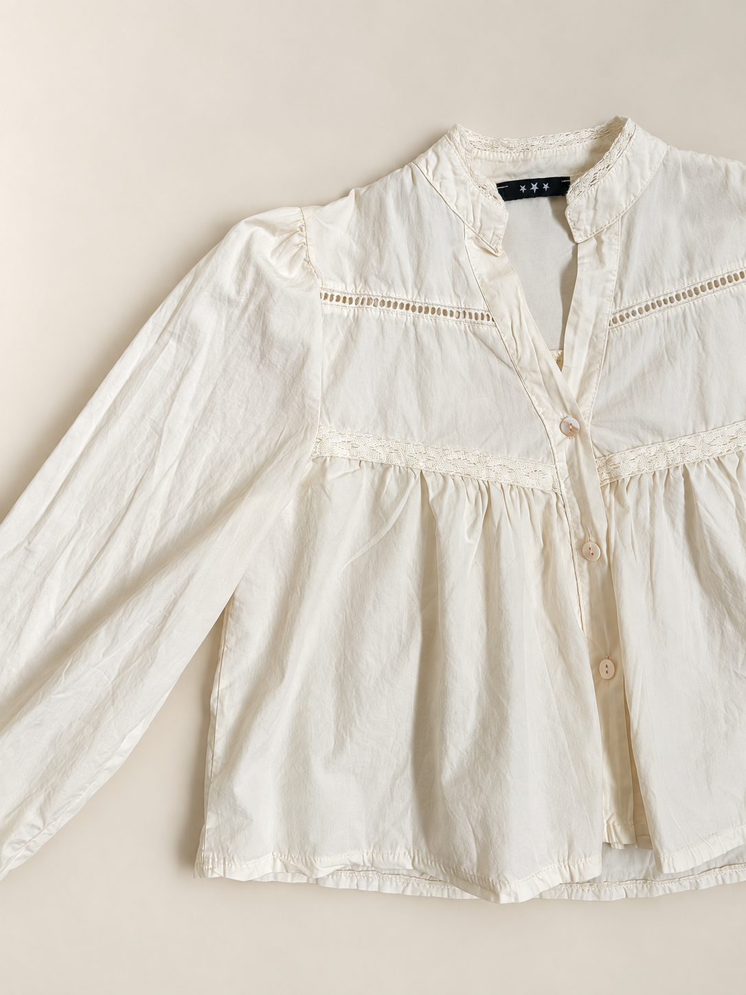 Blusa romántica beige con bordados y manga abullonada