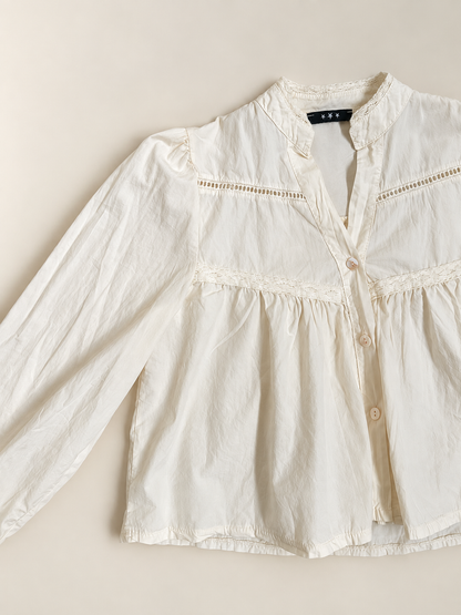 Blusa romántica beige con bordados y manga abullonada