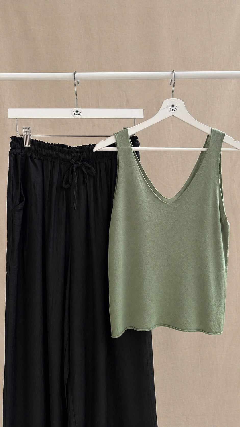 Pantalón fluido ligero negro con bolsillos – pierna ancha y cintura elástica
