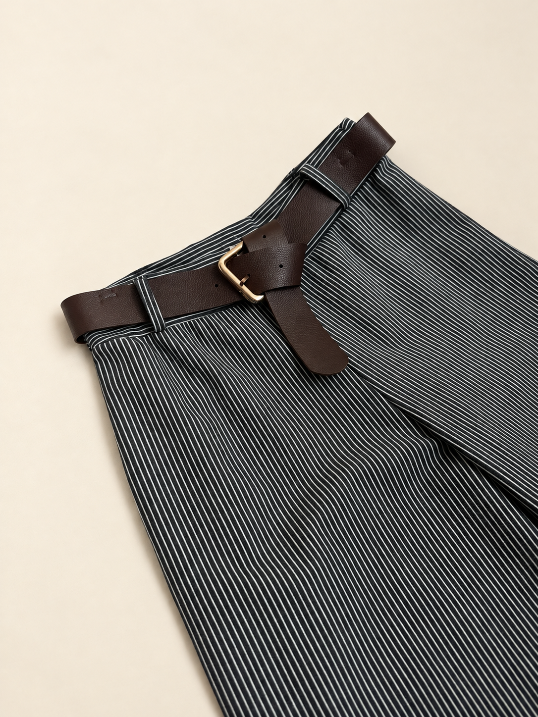 Pantalón ancho elástico de rayas con cinturón